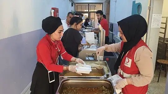 Her gün yaklaşık 4 bin kişilik yemek üretiyorlar