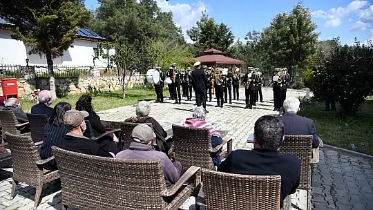 Huzurevi sakinleri Kent Orkestrası ile moral buldu