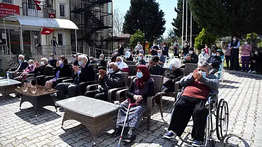 Huzurevi sakinleri Kent Orkestrası ile moral buldu