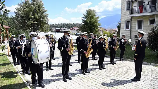 Huzurevi sakinleri Kent Orkestrası ile moral buldu