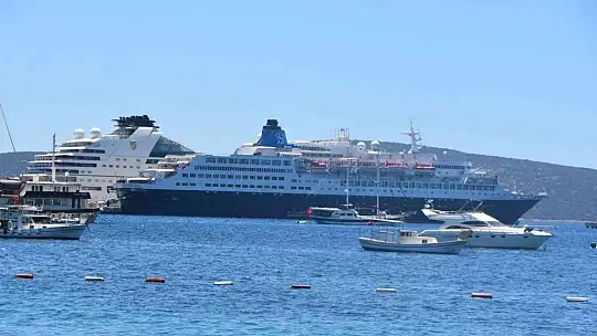 İki dev yolcu gemisi Bodrum'a geldi