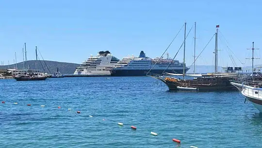 İki dev yolcu gemisi Bodrum'a geldi