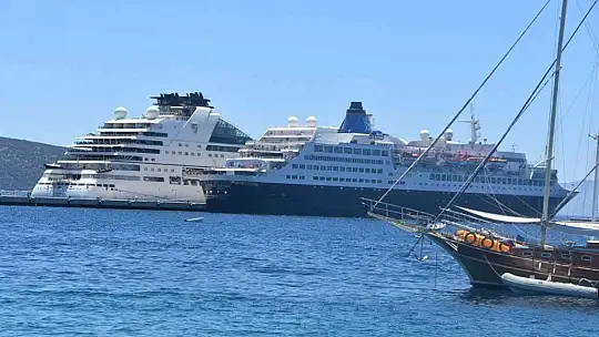 İki dev yolcu gemisi Bodrum'a geldi