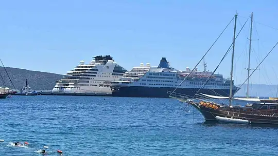İki dev yolcu gemisi Bodrum'a geldi