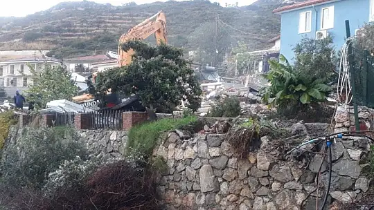 İmara aykırı yapılar yıkılmaya devam ediyor