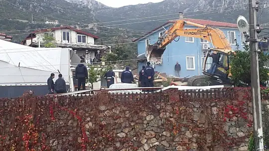 İmara aykırı yapılar yıkılmaya devam ediyor