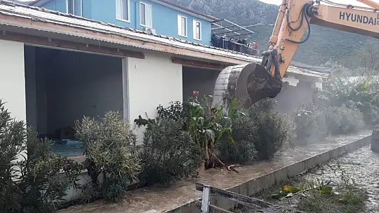 İmara aykırı yapılar yıkılmaya devam ediyor
