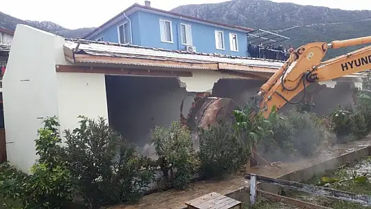 İmara aykırı yapılar yıkılmaya devam ediyor