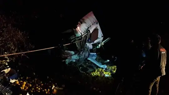 Sebze yüklü kamyon devrildi: 1 kişi öldü 1 kişi yaralandı