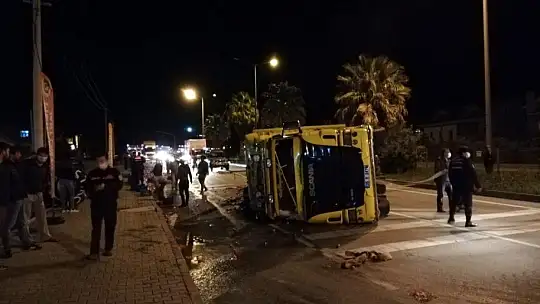 Fethiye'de devrilen domates yüklü kamyonun sürücüsü yaralandı