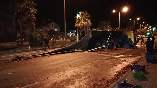 Fethiye'de devrilen domates yüklü kamyonun sürücüsü yaralandı