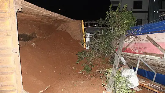 Fethiye'de Hafriyat Yüklü Kamyon Devrildi: 2 Yaralı