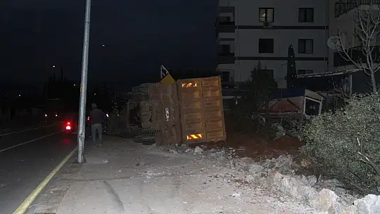 Fethiye'de Hafriyat Yüklü Kamyon Devrildi: 2 Yaralı