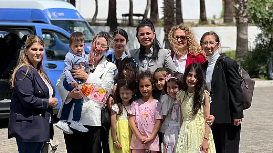 Aday Tan, depremzede çocuklara hediyeler dağıttı