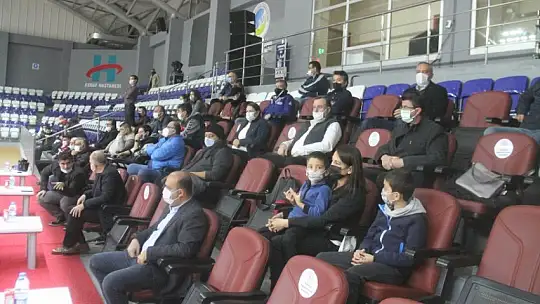 Fethiye'nin Sultanları güçlü rakibine set vermedi