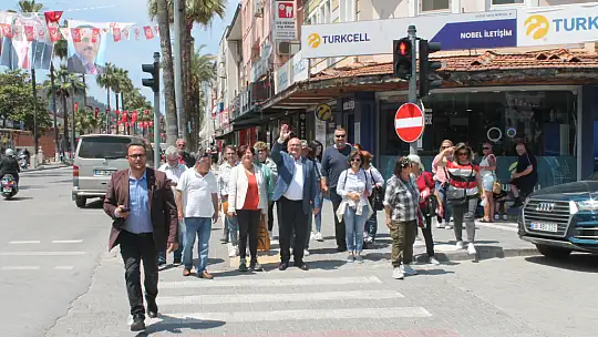 Aday Demir, pazar esnafıyla buluştu