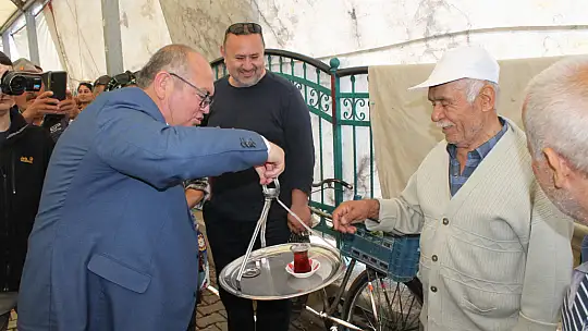 Aday Demir, pazar esnafıyla buluştu