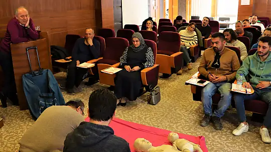 İLK YARDIM EĞİTİMİNDE BAŞARILI OLAN 21 KİŞİ BELGE ALDI