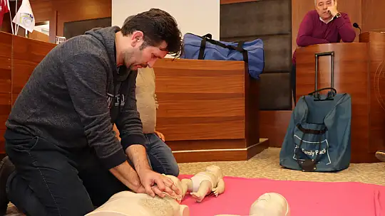 İLK YARDIM EĞİTİMİNDE BAŞARILI OLAN 21 KİŞİ BELGE ALDI