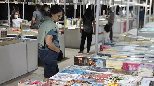 Şair Ataol Behramoğlu İle Şarkıcı Mehtap Meral Sevenleriyle Buluştu