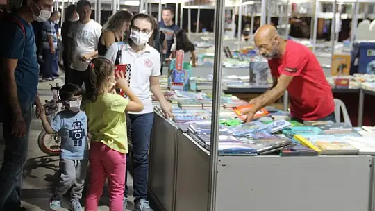 Şair Ataol Behramoğlu İle Şarkıcı Mehtap Meral Sevenleriyle Buluştu