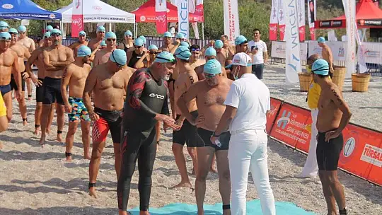 'Açık Su Yüzme Yarışı' sporcuları kıyasıya mücadele etti