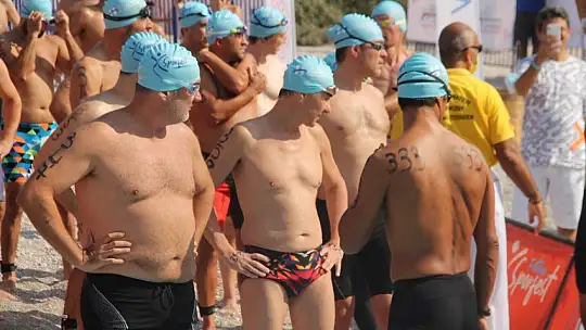 'Açık Su Yüzme Yarışı' sporcuları kıyasıya mücadele etti