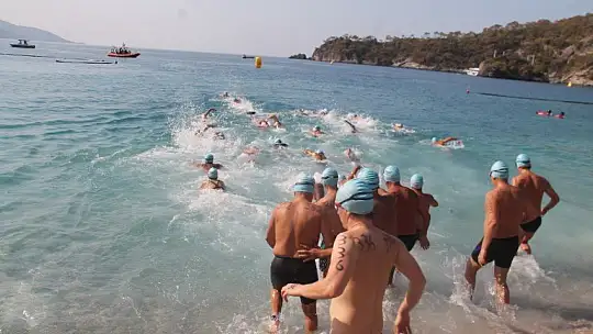 'Açık Su Yüzme Yarışı' sporcuları kıyasıya mücadele etti