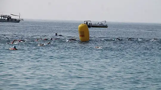 'Açık Su Yüzme Yarışı' sporcuları kıyasıya mücadele etti