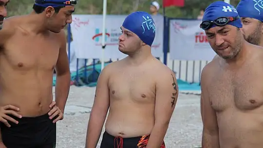 'Açık Su Yüzme Yarışı' sporcuları kıyasıya mücadele etti