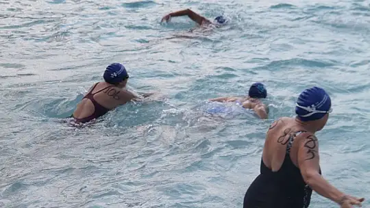 'Açık Su Yüzme Yarışı' sporcuları kıyasıya mücadele etti