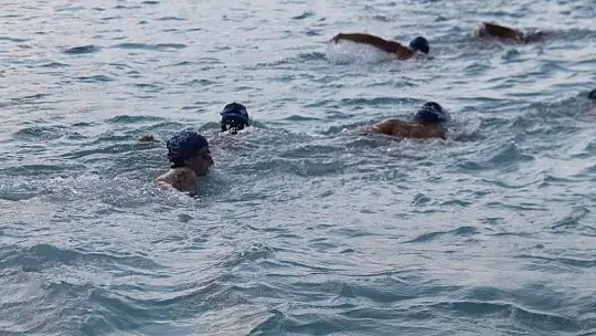 'Açık Su Yüzme Yarışı' sporcuları kıyasıya mücadele etti