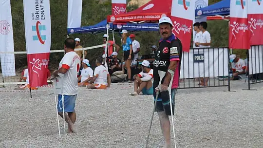 'Açık Su Yüzme Yarışı' sporcuları kıyasıya mücadele etti