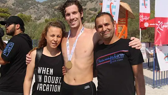 'Açık Su Yüzme Yarışı' sporcuları kıyasıya mücadele etti