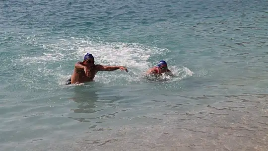 'Açık Su Yüzme Yarışı' sporcuları kıyasıya mücadele etti