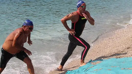 'Açık Su Yüzme Yarışı' sporcuları kıyasıya mücadele etti