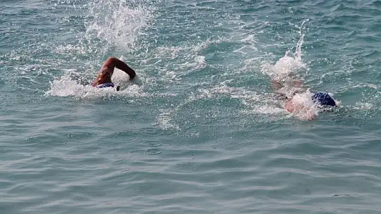 'Açık Su Yüzme Yarışı' sporcuları kıyasıya mücadele etti