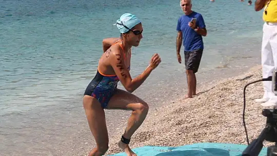 'Açık Su Yüzme Yarışı' sporcuları kıyasıya mücadele etti