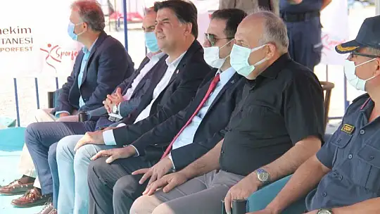 'Açık Su Yüzme Yarışı' sporcuları kıyasıya mücadele etti