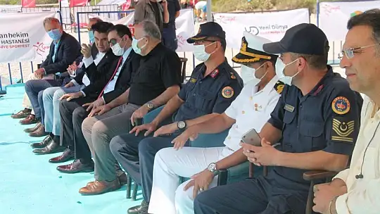 'Açık Su Yüzme Yarışı' sporcuları kıyasıya mücadele etti