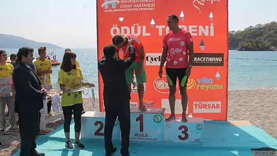 'Açık Su Yüzme Yarışı' sporcuları kıyasıya mücadele etti