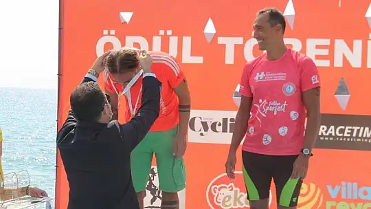 'Açık Su Yüzme Yarışı' sporcuları kıyasıya mücadele etti