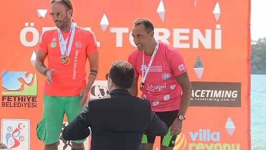 'Açık Su Yüzme Yarışı' sporcuları kıyasıya mücadele etti