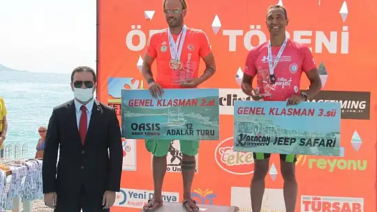 'Açık Su Yüzme Yarışı' sporcuları kıyasıya mücadele etti
