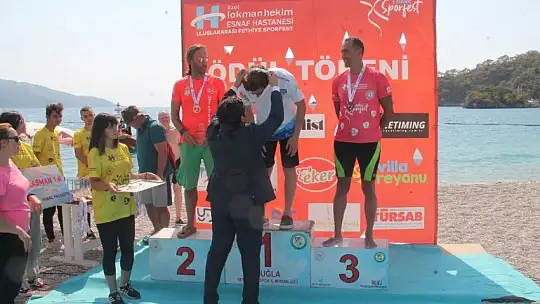 'Açık Su Yüzme Yarışı' sporcuları kıyasıya mücadele etti