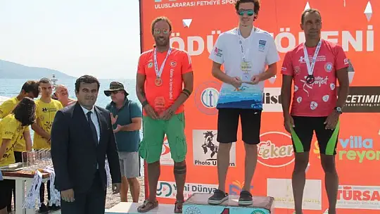 'Açık Su Yüzme Yarışı' sporcuları kıyasıya mücadele etti