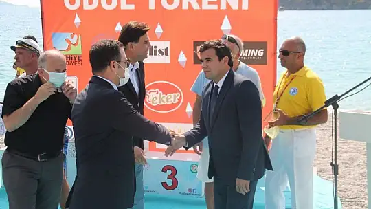 'Açık Su Yüzme Yarışı' sporcuları kıyasıya mücadele etti