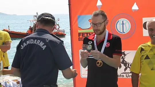 'Açık Su Yüzme Yarışı' sporcuları kıyasıya mücadele etti