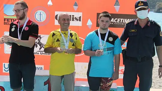 'Açık Su Yüzme Yarışı' sporcuları kıyasıya mücadele etti