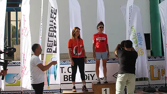 DERECEYE GİREN SPORCULAR ÖDÜLLERİNİ ALDI 